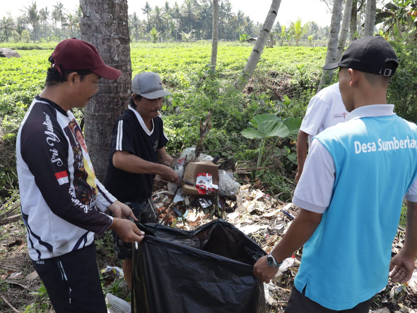 Gerakan Bersih Desa (Cleanup): Membersihkan Tempat Pembuangan Sampah Liar, Menjaga Lingkungan Bersih dan Sehat.