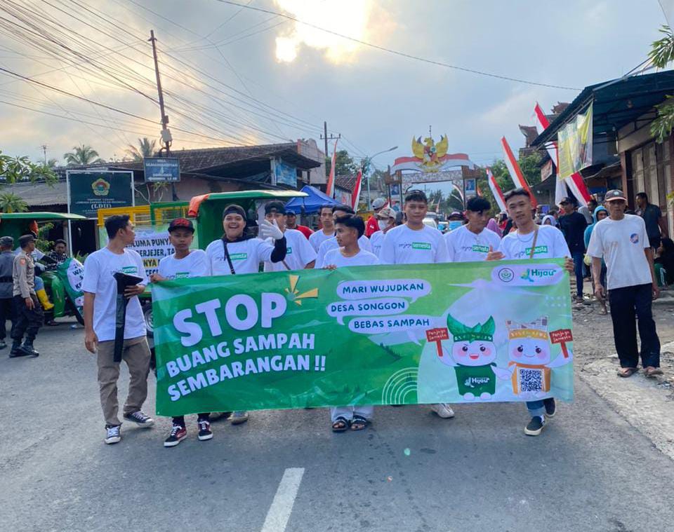 Cara Unik Peserta Karnaval Ajak Warga Ikuti Layanan Pengelolaan Sampah Banyuwangi Hijau