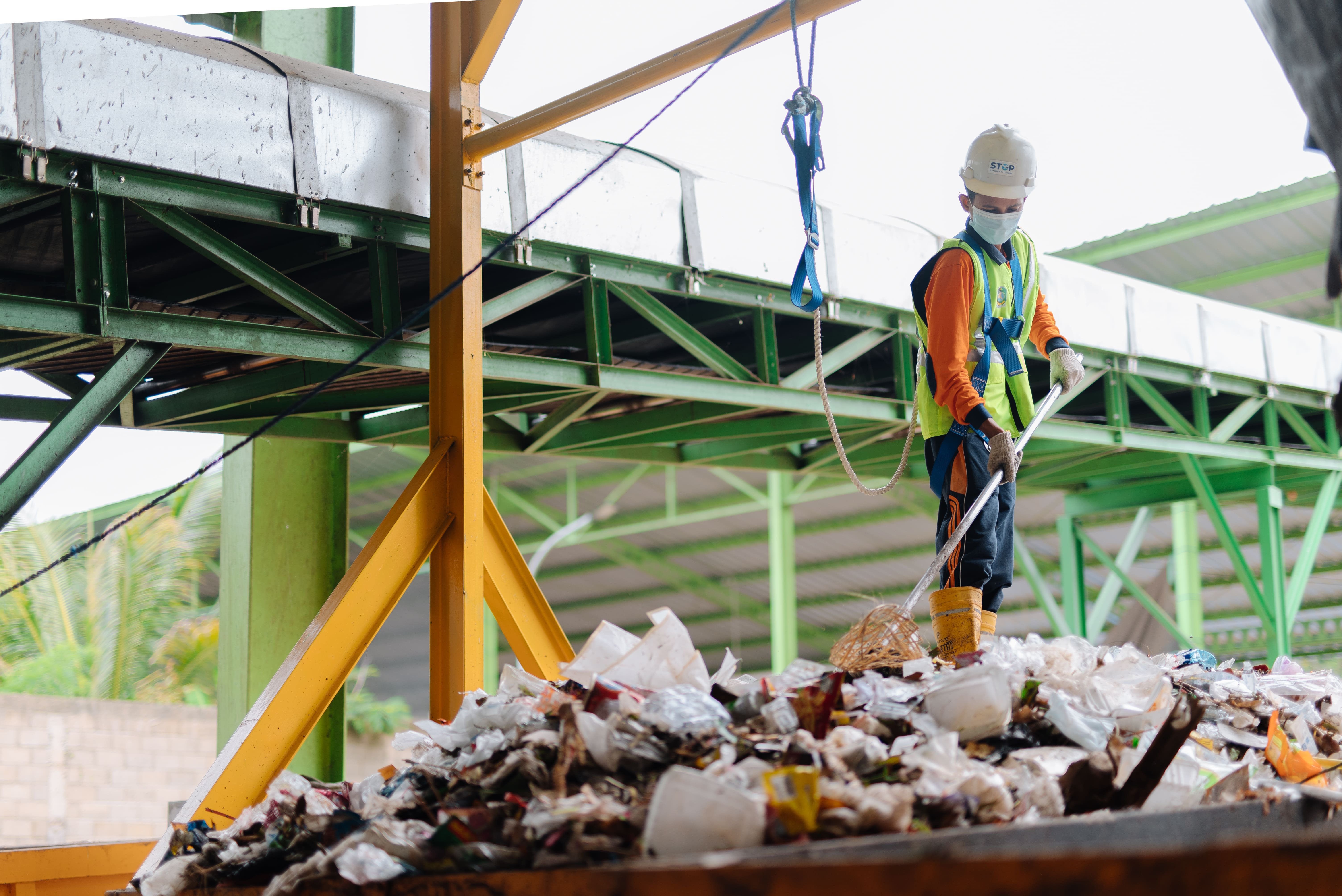 Proses pemilahan sampah di TPS3R Balak Songgon