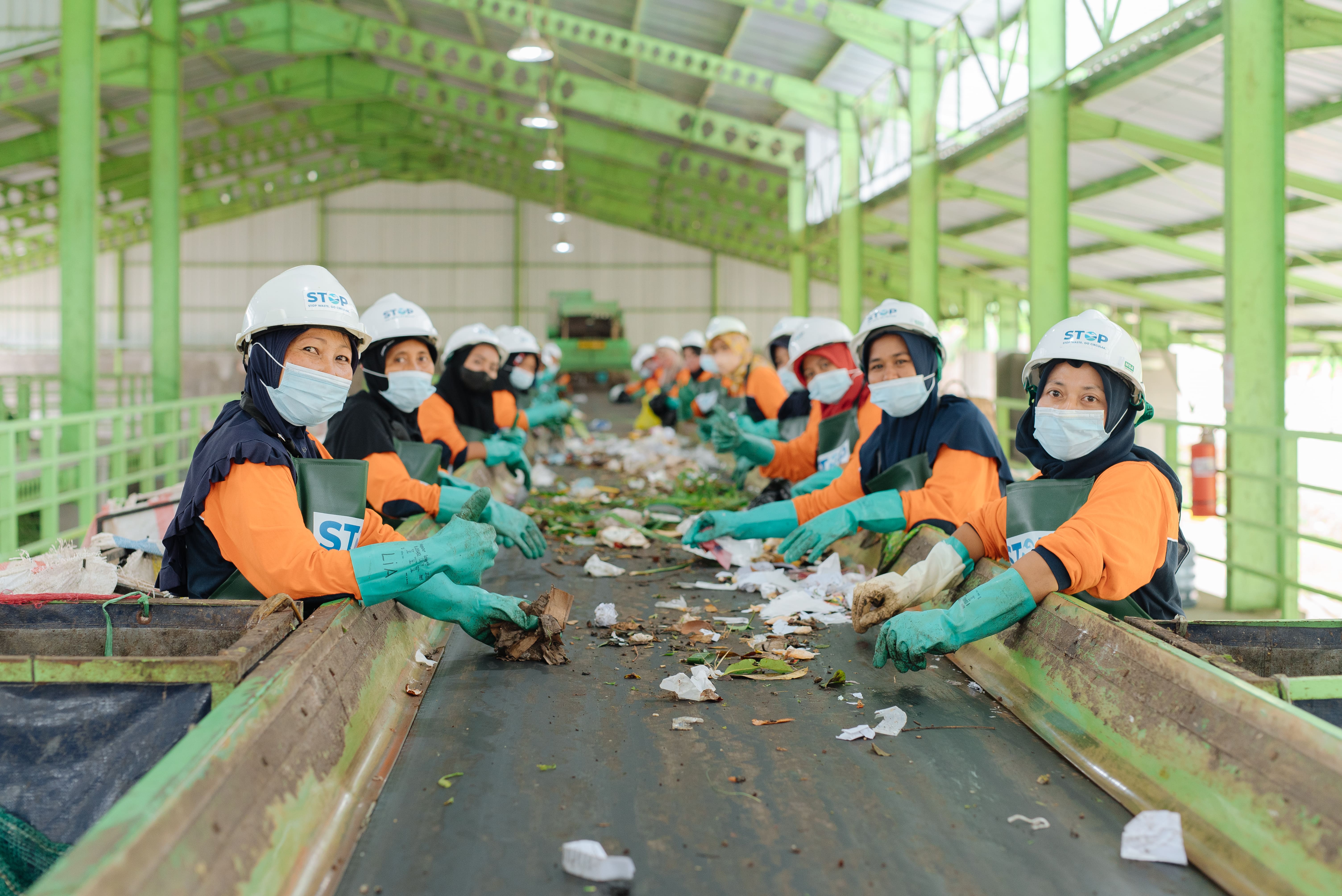 Proses pemilahan sampah organik dan non organik di TPS3R Balak